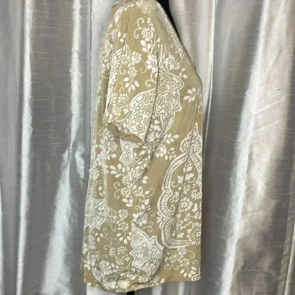 Pretty Jaclyn Smith Large Tan/White Short Sleeve All Over Print Shimmery Blouse - Picture 5 of 9